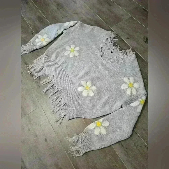 Polly & Esther Distressed Flower Sweater🌼 - Picture 1 of 6